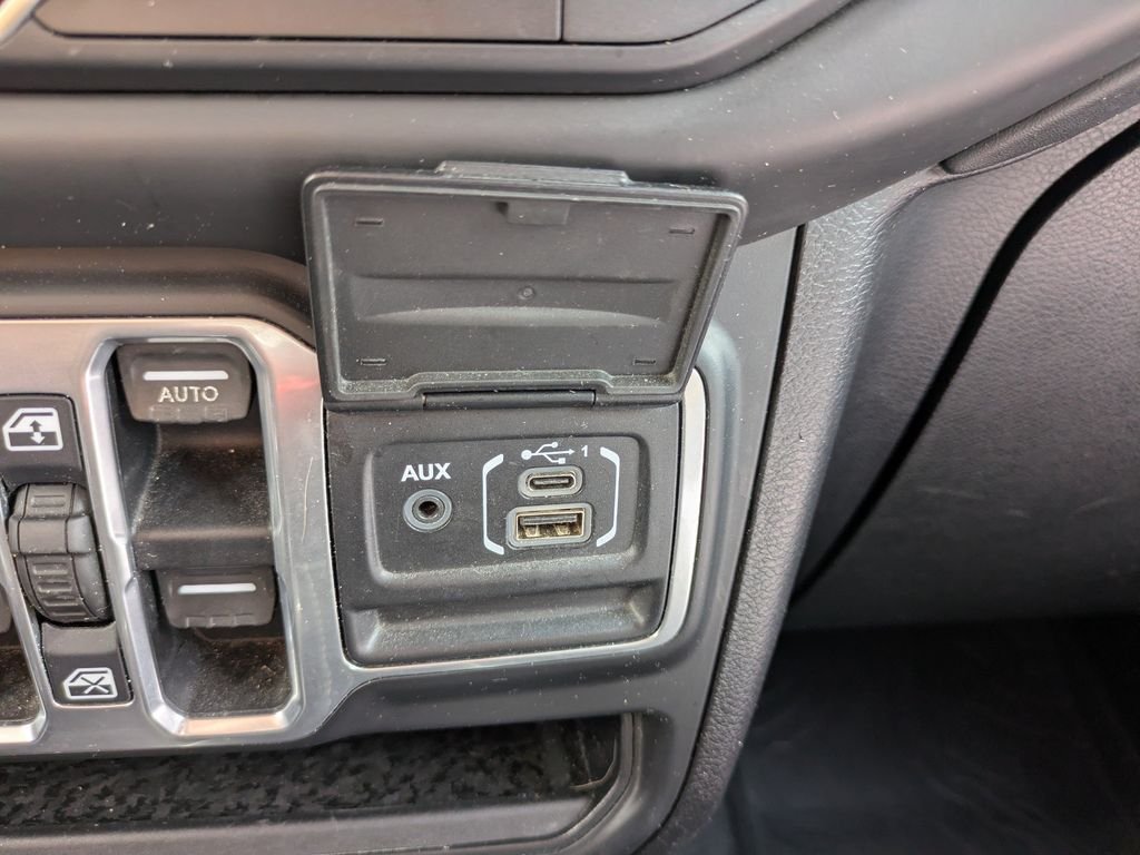 Used 2018 Jeep Wrangler Unlimited Sahara w/ Cold Weather Group AWD/4WD image 20