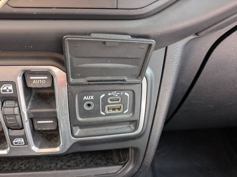 Used 2018 Jeep Wrangler Unlimited Sahara w/ Cold Weather Group AWD/4WD image 20