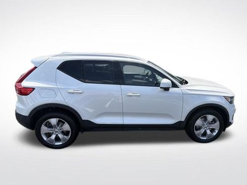 Used 2022 Volvo XC40 T4 Momentum FWD image 7