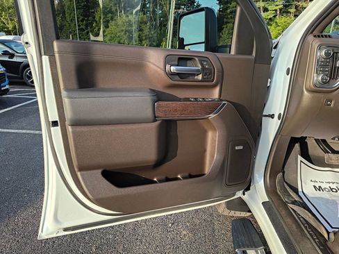 Used 2023 GMC Sierra 3500 Denali w/ Technology Package AWD/4WD image 10