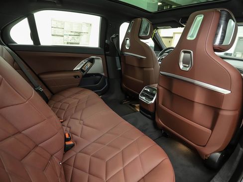 Used 2026 BMW 750e xDrive image 28