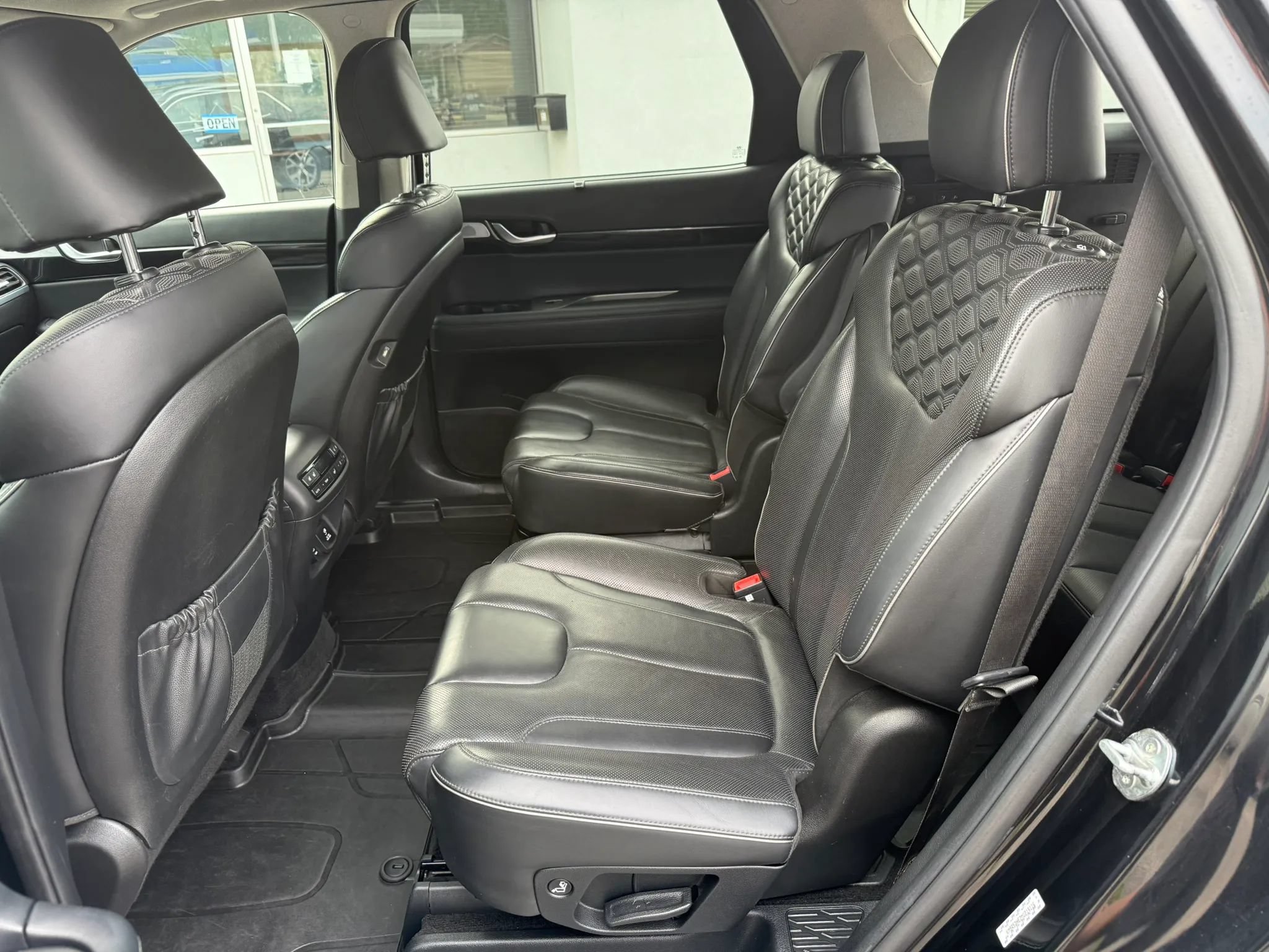 Used 2021 Hyundai Palisade Limited w/ Winter Package AWD/4WD image 13