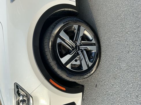 Certified 2023 Kia Sorento SX Prestige w/ Panoramic Sunroof Package AWD/4WD image 9