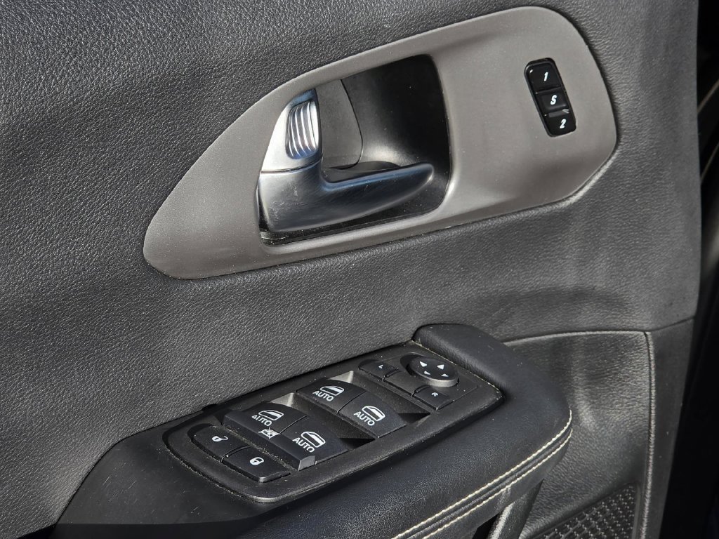 Used 2025 Chrysler Pacifica Select FWD image 11
