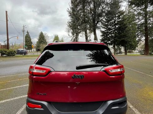 Used 2016 Jeep Cherokee Sport image 6