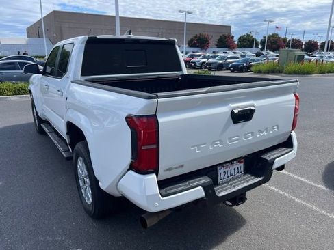 Used 2024 Toyota Tacoma SR5 w/ SR5 Upgrade Package AWD/4WD image 7