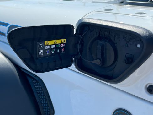 Used 2024 Jeep Wrangler Unlimited Rubicon 4xe w/ Technology Group AWD/4WD image 13