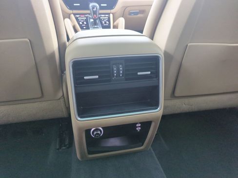 Certified 2023 Porsche Cayenne Platinum Edition image 19