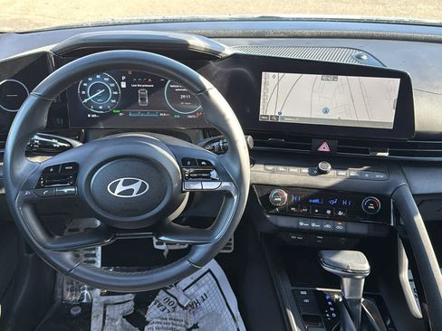Used 2025 Hyundai Elantra SEL image 24