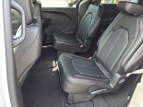 New 2026 Chrysler Pacifica Select image 5