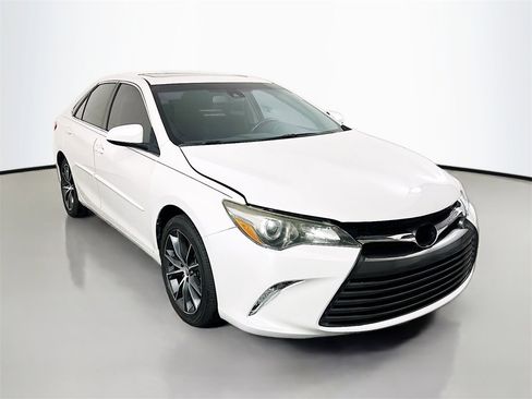 Used 2017 Toyota Camry XSE image 1