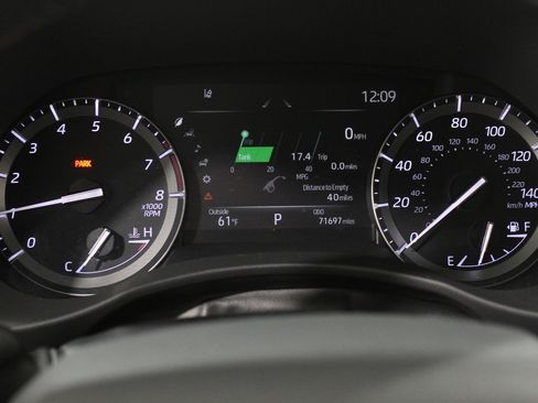 Used 2021 Toyota Highlander XLE image 8