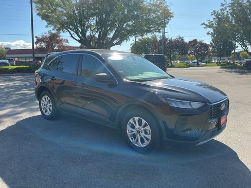 Used 2024 Ford Escape Active AWD/4WD image 3
