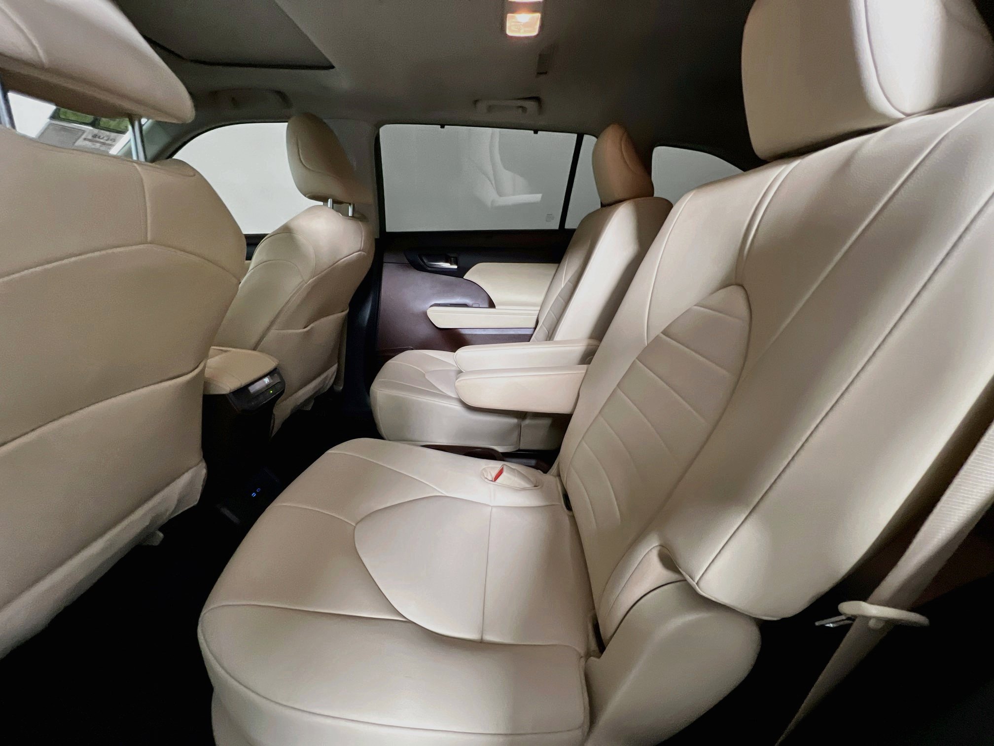 Used 2022 Toyota Highlander XLE FWD image 29