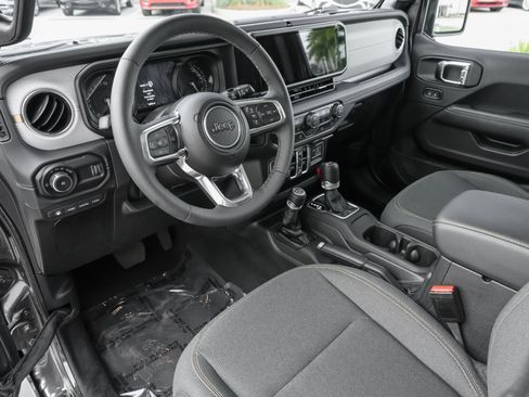 Used 2025 Jeep Wrangler Unlimited Sahara AWD/4WD image 6