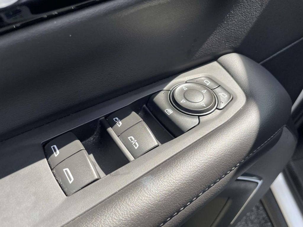 Used 2025 Chevrolet Suburban Z71 AWD/4WD image 17