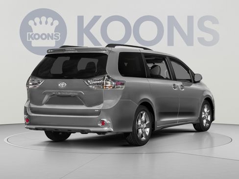 Used 2015 Toyota Sienna SE Premium w/ Four Season Floor Mat Package FWD image 2