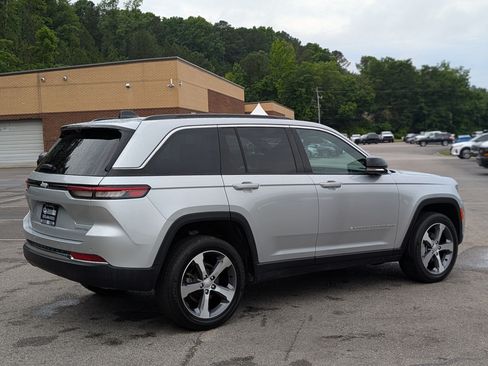 Used 2024 Jeep Grand Cherokee Limited w/ Luxury Tech Group II AWD/4WD image 9