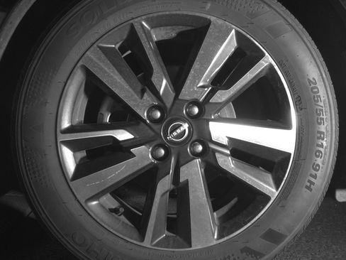 Used 2025 Nissan Versa SV FWD image 12