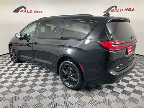 Used 2021 Chrysler Pacifica Limited w/ Uconnect Theater Family Group image 4