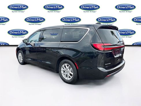 Used 2023 Chrysler Pacifica Touring-L FWD image 5