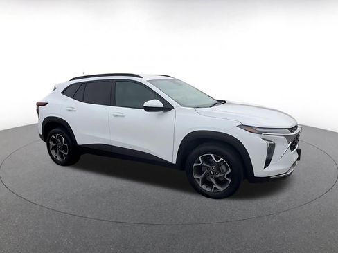 Used 2025 Chevrolet Trax LT image 2