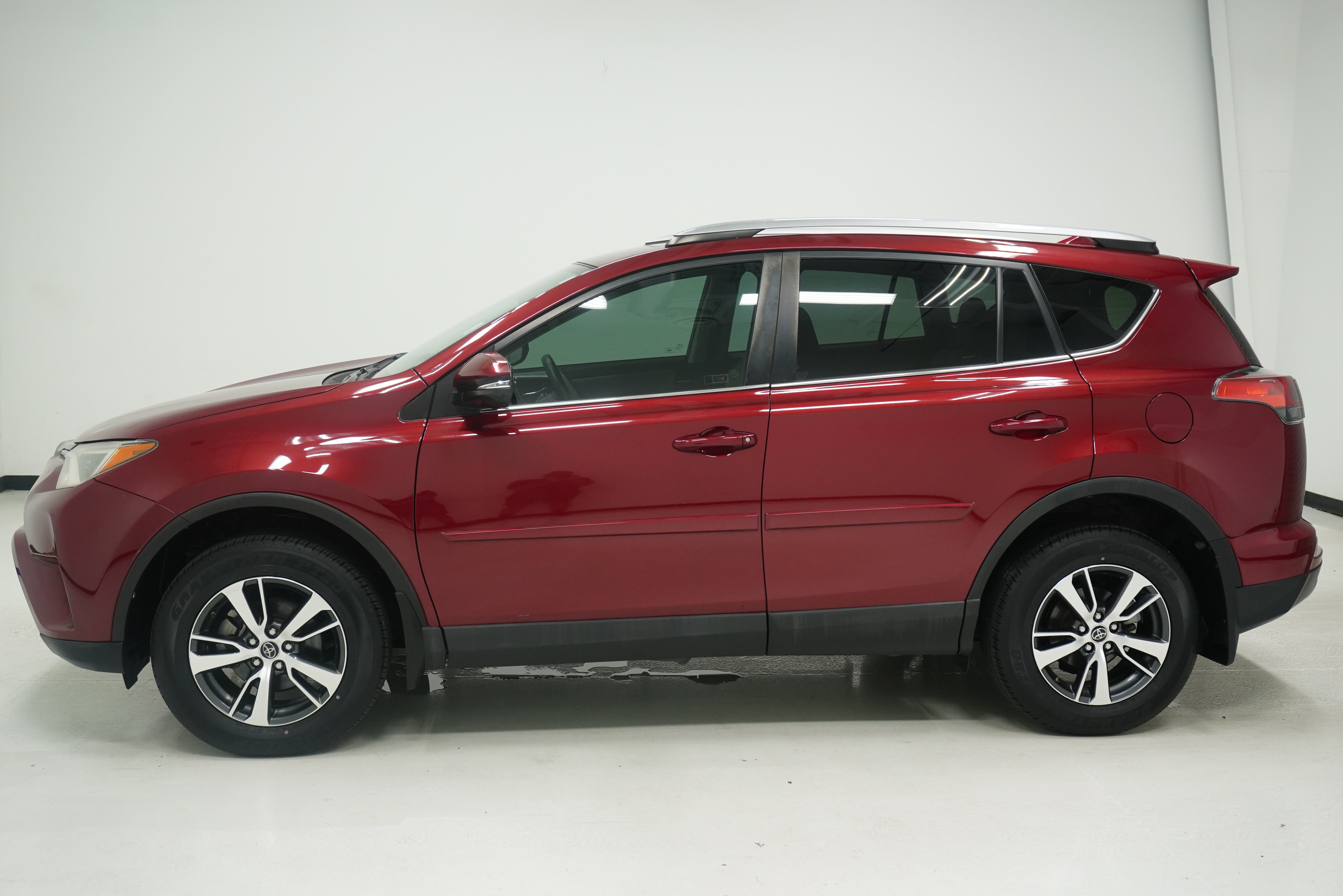 Used 2018 Toyota RAV4 XLE FWD image 7