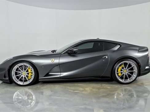 Used 2020 Ferrari 812 Superfast RWD image 6