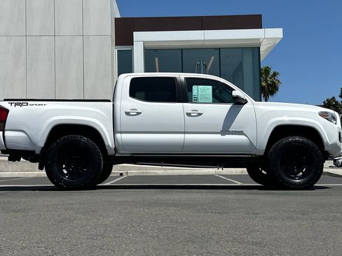 Used 2016 Toyota Tacoma TRD Sport image 2