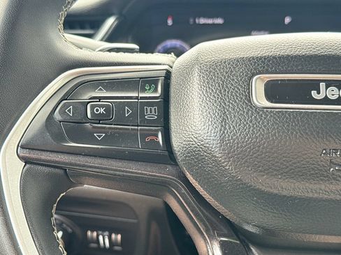 Used 2023 Jeep Grand Cherokee Laredo AWD/4WD image 18