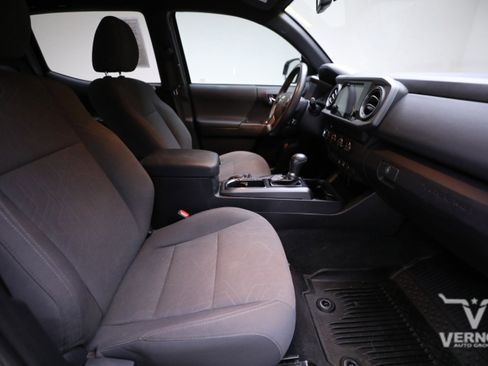 Used 2019 Toyota Tacoma TRD Sport image 11