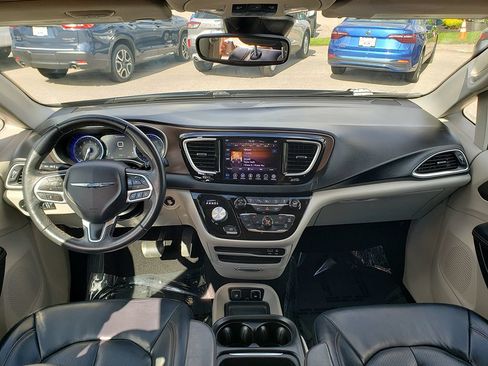 Used 2018 Chrysler Pacifica Touring-L w/ Advanced Safetytec Group FWD image 12