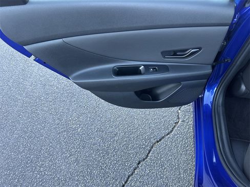 Used 2025 Hyundai Elantra SEL image 21
