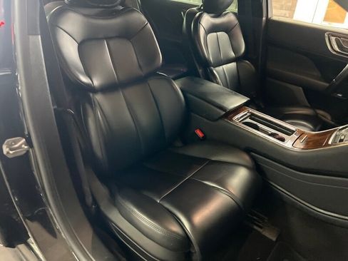 Used 2017 Lincoln Continental Premiere image 27