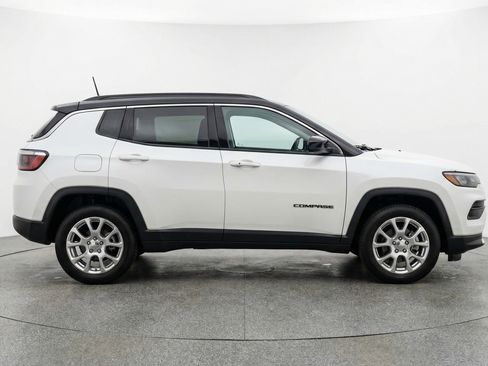 Used 2025 Jeep Compass Limited image 11