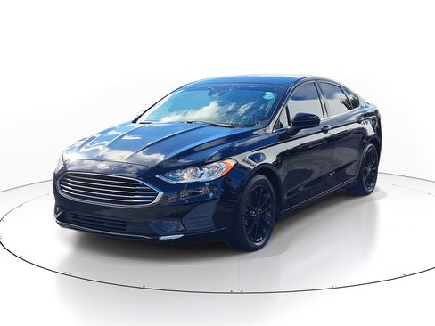 Used 2019 Ford Fusion SE image 2