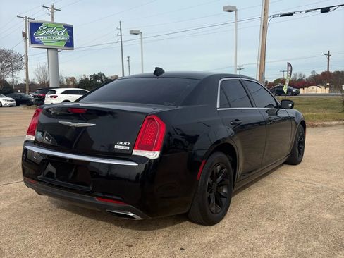 Used 2016 Chrysler 300 Limited image 4