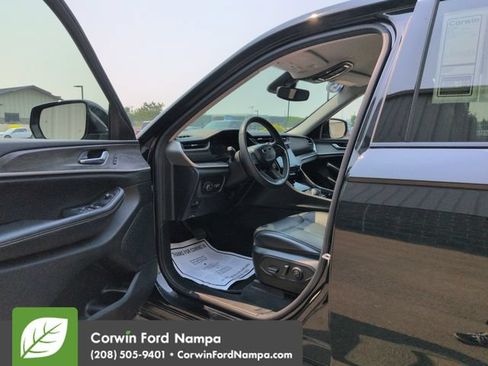 Used 2023 Jeep Grand Cherokee Limited AWD/4WD image 9