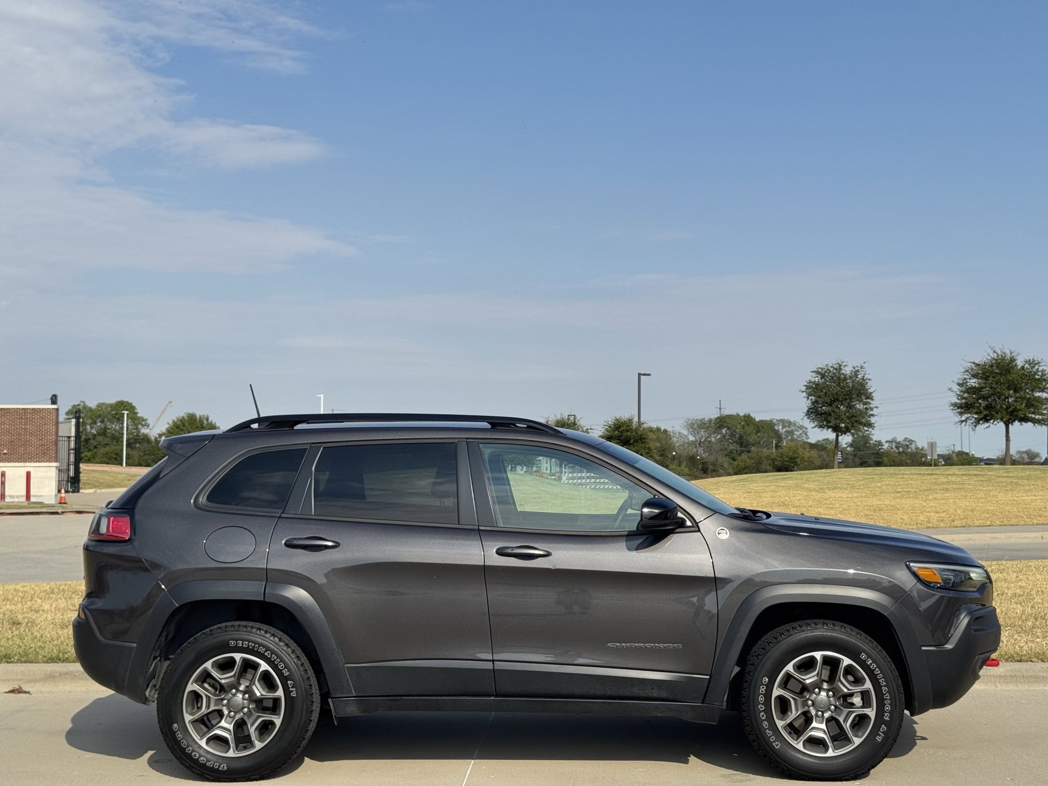 Used 2022 Jeep Cherokee Trailhawk w/ Technology Group B AWD/4WD image 3