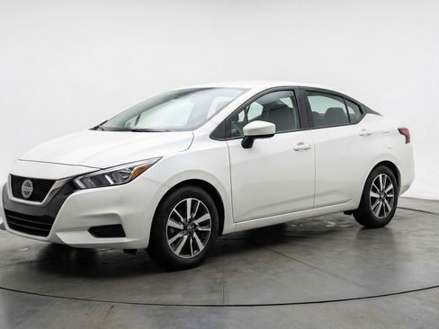 Used 2025 Nissan Versa SV image 3