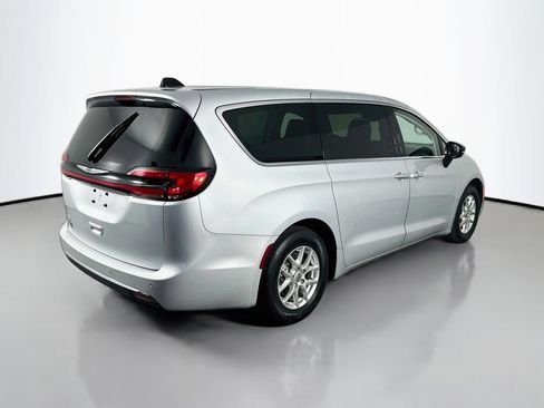 Used 2024 Chrysler Pacifica Touring-L FWD image 7