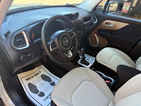 Used 2015 Jeep Renegade Latitude w/ Cold Weather Group II FWD image 11