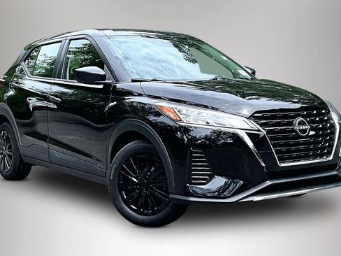 Used 2022 Nissan Kicks S FWD image 2