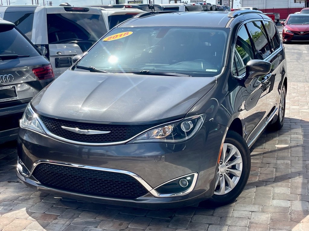 Used 2018 Chrysler Pacifica Touring-L FWD image 1