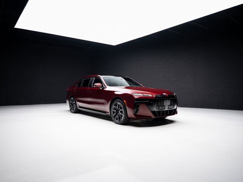 Used 2023 BMW i7 xDrive60 w/ Parking Assistance Package image 86