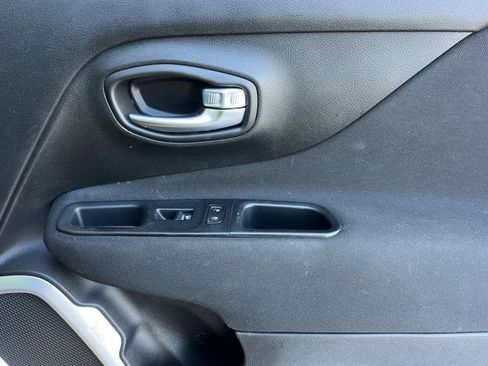 Used 2018 Jeep Renegade Latitude FWD image 18
