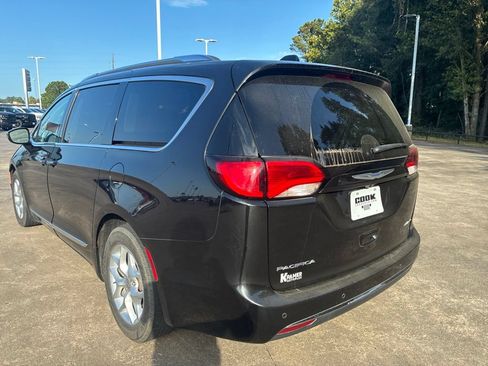 Used 2020 Chrysler Pacifica Limited FWD image 3