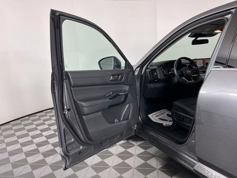 Used 2025 Nissan Pathfinder SV w/ SV Premium Package FWD image 16