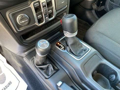 Used 2023 Jeep Gladiator Willys image 19