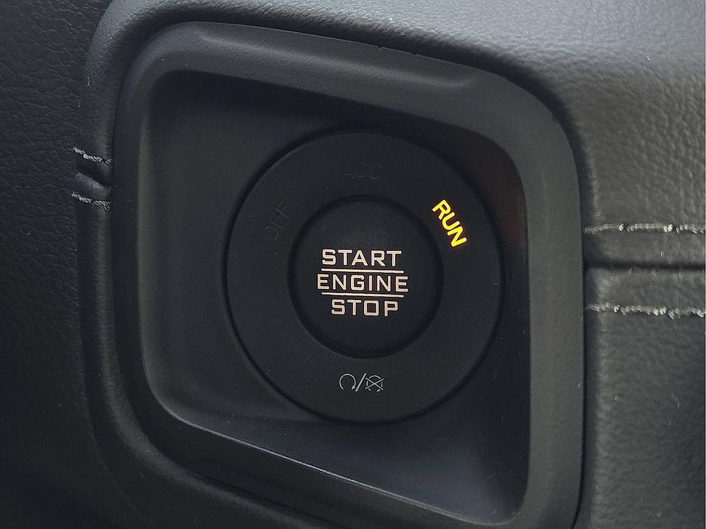 Used 2025 Jeep Gladiator Sport AWD/4WD image 32